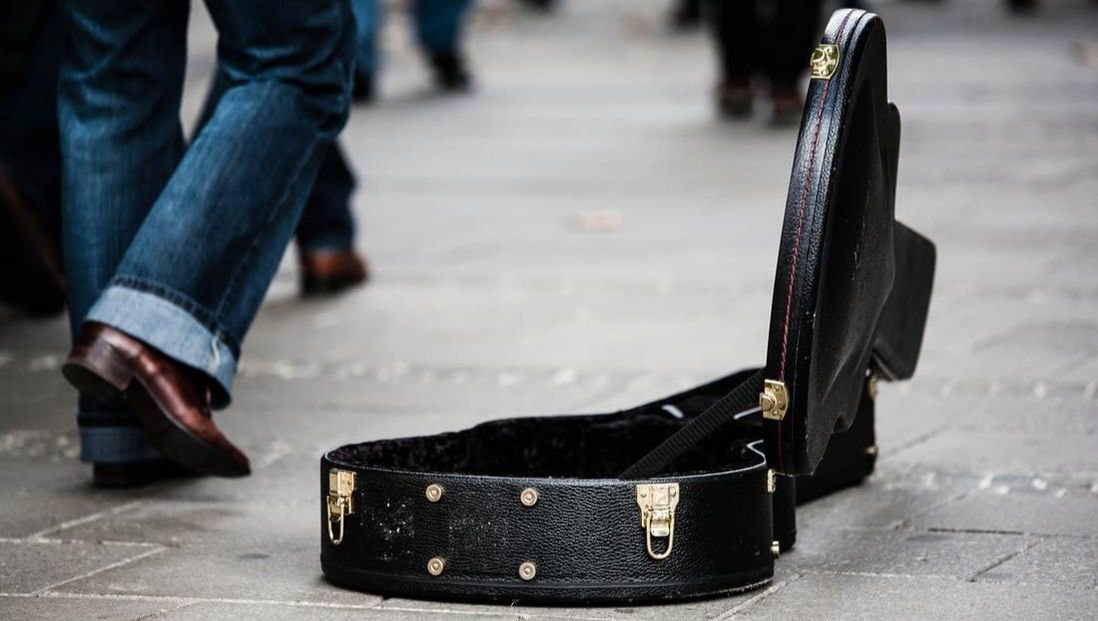 busking-guitar-case-legs-48171.jpg